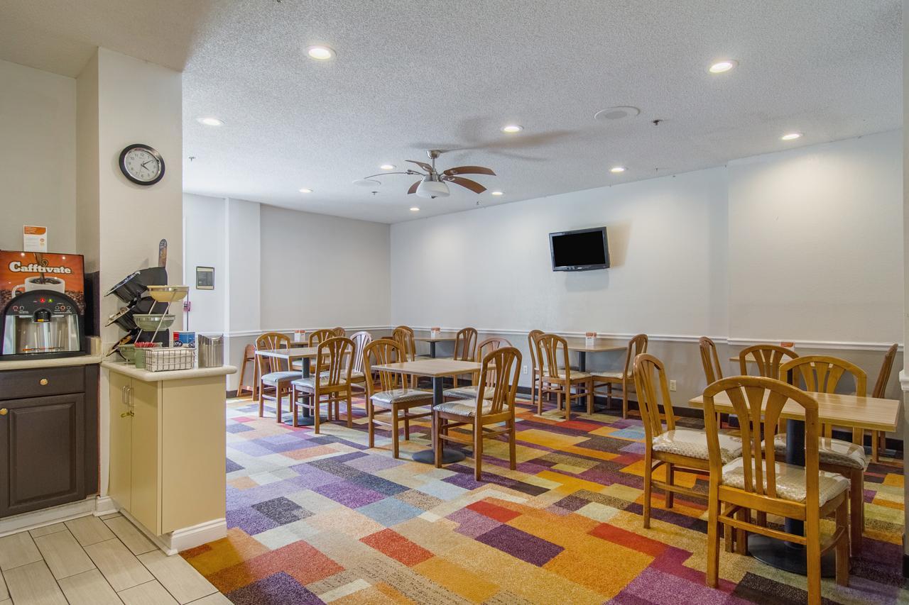 Econo Lodge Дариен Екстериор снимка