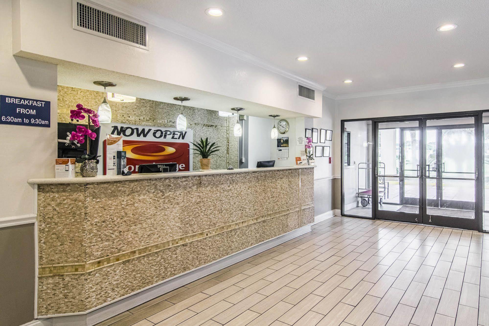 Econo Lodge Дариен Екстериор снимка