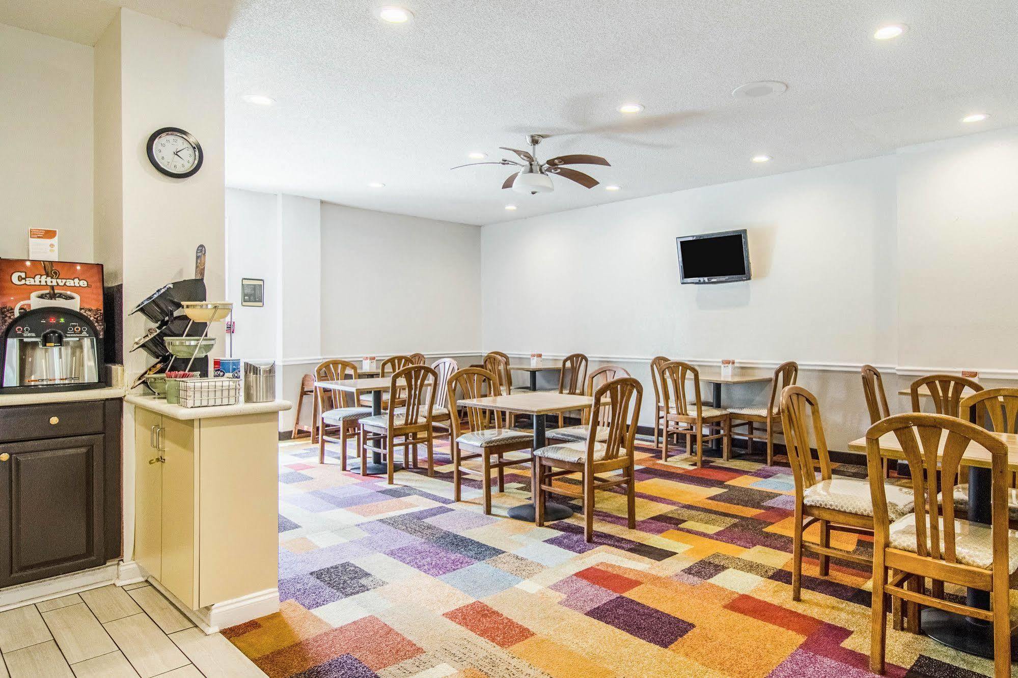 Econo Lodge Дариен Екстериор снимка