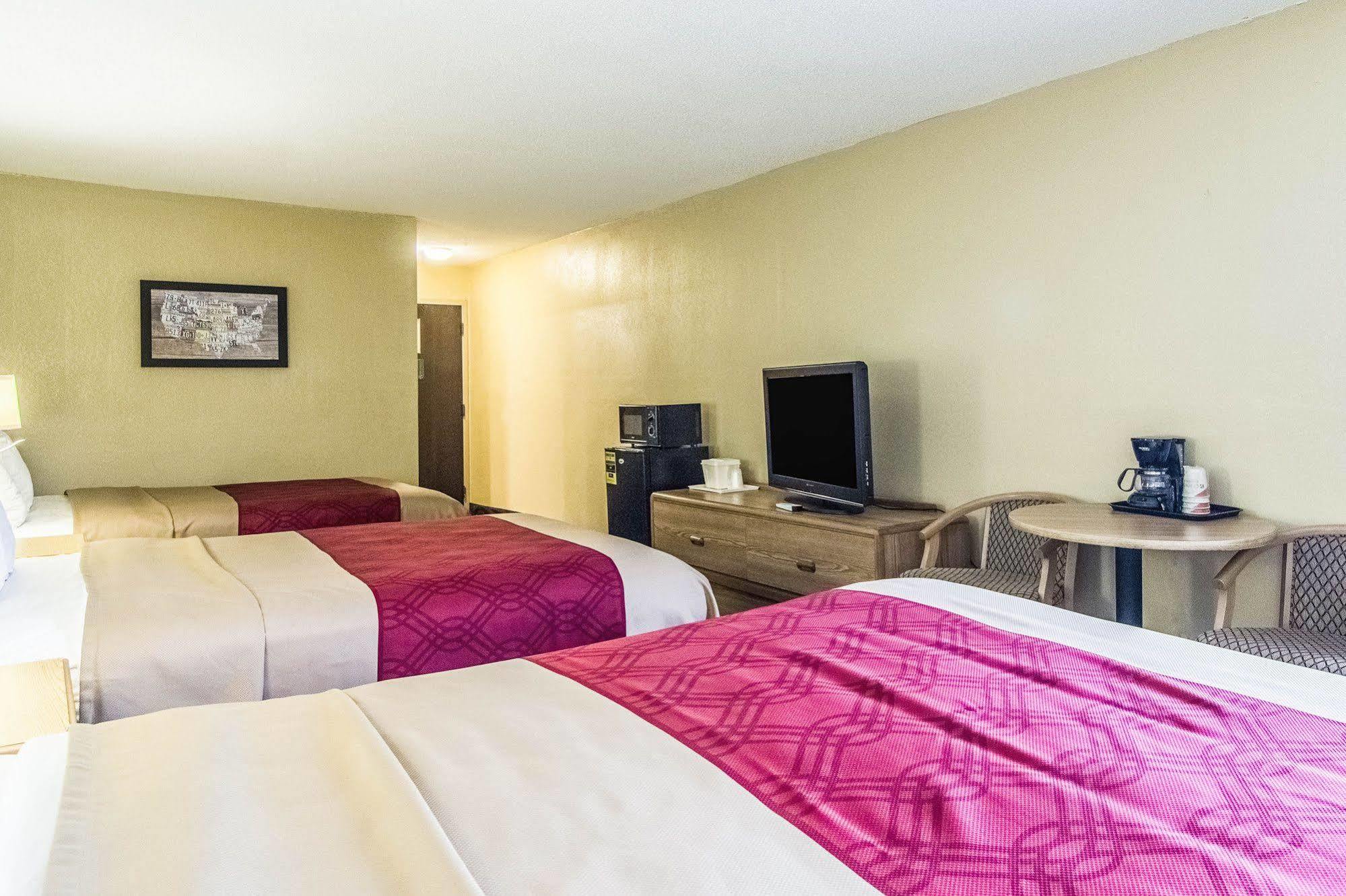 Econo Lodge Дариен Екстериор снимка