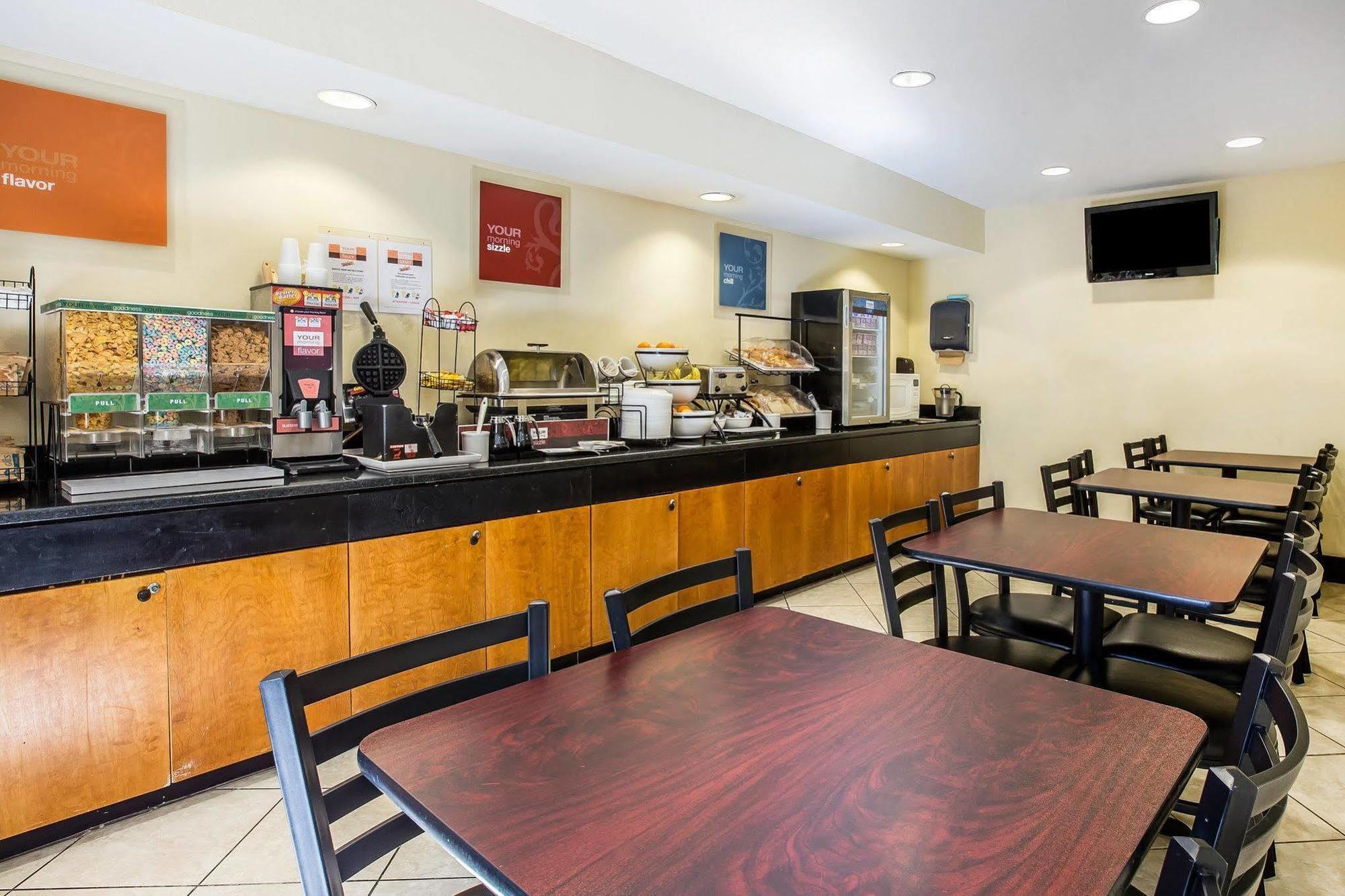Econo Lodge Дариен Екстериор снимка